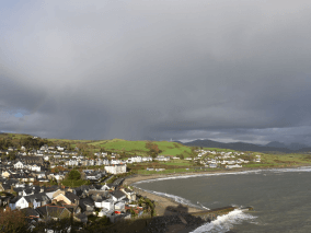 Costa da Irlanda a beira mar com céu nublado
