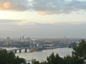 Paisagem de Londres, com uma ponte de pedra sobre o rio Tâmisa em um dia nublado